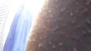 ಉಪ್ಪು ಶ್ಯಾಮಲೆ ಹದಿಹರೆಯದವರು ತನ್ನ ಉತ್ಸಾಹಭರಿತ ಬಿಗಿಯಾದ ಚೇಕಡಿ ಹಕ್ಕಿಗಳನ್ನು ಪ್ರದರ್ಶಿಸುತ್ತಾರೆ